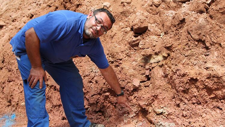 Wasserwart Cosimo Portarulo zeigt, wo das Wasser aus dem Boden quillt. Foto: Ulrke Müller