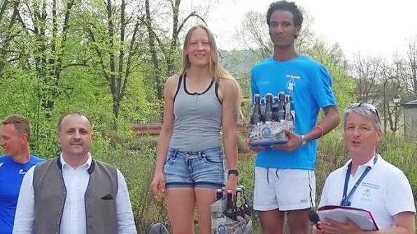 Die Gesamtsieger des Hauptlaufes kommen vom TSV Sonnefeld: Die Siegerin bei den Damen Sabrina Wiercinski und Brhame Teklemichael der Gewinner der M&auml;nner. Die Preise &uuml;bergaben Rainer Mohr von der Frankenbr&auml;u und rechts Organisationsleiter Sigi Katholing.  Foto: privat