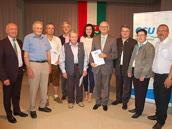 Prominente Gäste  beim 40 jährigen Jubiläum des CSU-Ortsverbandes Burglauer-Niederlauer (von links): Landrat Thomas Habermann, Alt-Bürgermeister und Ehrenbürger Rudi Erhard, 2. Vorsitzender Jürgen Wehner, MdL Steffen Vogel, Paul Then, Staatsministerin Dorothee Bär, Bürgermeister Richard Knaier aus Niederlauer, der Bayerischen Staatsminister der Justiz Prof. Dr. Winfried Bausback, CSU-Kreisvorsitzende Birgit Erb und Ortsvorsitzender Gustav Fuß.  Manfred Mellenthin