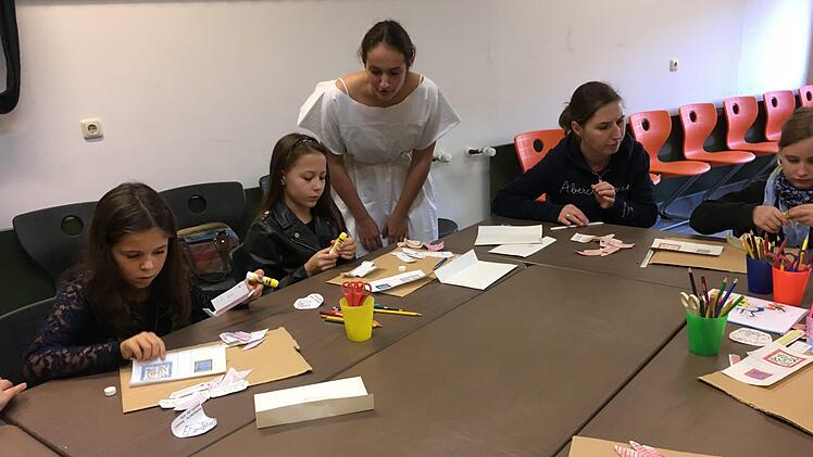 Mit einer Tunika bekleidet betreuten die P-Seminar-Teilnehmer den ganzen Tag die interessierten Kinder und Erwachsenen beim R&ouml;mertag am Herzogenauracher Gymnasium.  Foto: Hannah Trapp