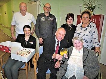 Als 18-Jährige hatte es Margaretha Wanderer aus der Oberpfalz nach Wirsberg verschlagen, jetzt feierte sie ihren 90. Geburtstag. Unser Bild zeigt sie mit (stehend, von links) Sohn Heinz, Enkelsohn Markus, stellvertretender Landrätin Christina Flauder und Schwiegertochter Elvira sowie (vorne) Nicole Dörr von der Heimleitung und Bürgermeister Hermann Anselstetter.  Foto: Werner Reißaus