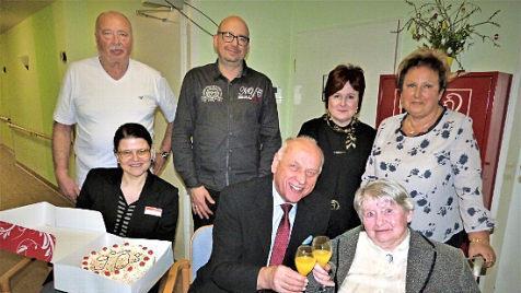 Als 18-Jährige hatte es Margaretha Wanderer aus der Oberpfalz nach Wirsberg verschlagen, jetzt feierte sie ihren 90. Geburtstag. Unser Bild zeigt sie mit (stehend, von links) Sohn Heinz, Enkelsohn Markus, stellvertretender Landrätin Christina Flauder und Schwiegertochter Elvira sowie (vorne) Nicole Dörr von der Heimleitung und Bürgermeister Hermann Anselstetter.  Foto: Werner Reißaus