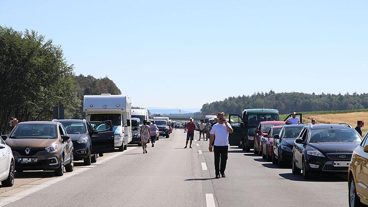 In der Folge eines schweren Unfalls war die A3 am Sonntag &uuml;ber mehrere Stunden voll gesperrt. Foto: News5/O&szlig;wald