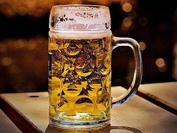 DIe neue "Beer With Me" App zeigt an, wo man welches Getränk trinkt. Mit der App kann man ich mit Freunden und Bekannten vernetzen. Ein praktischer Helfer, um sich beispielsweise auf der Bamberger Sandkerwa zu treffen. Symbolfoto: Alexa_Fotos/pixabay.com