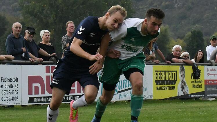 Eng am Mann I: Szene aus dem Spiel zwischen dem FC Westheim (in blau) und dem SV Riedenberg. Foto: Hopf