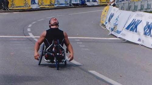 Ausgepowert, aber meist als Sieger im Ziel: Auf dem Handbike zählt der Hesse Florian Sitzmann zu den besten der Welt. Aus dem Hobbyradler wurde nach einem tragischen Motorradunfall ein Leistungssportler: 2002 fuhr er seinen ersten Marathon in Mainz. Seitdem ist er viel unterwegs und ist auch ein Botschafter in seiner Sportart.