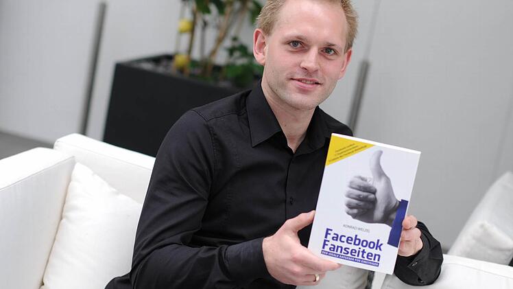 Der Bamberger Konrad Welzel mit seinem neuen Buch Facebook Fanseiten. Das Buch ist für Einsteiger geeignet, bietet aber auch Facebook-Marketingspezialisten noch interessante Einblicke in die Welt von Facebookseiten und ihren Machern. Foto: Stefan Reinmann