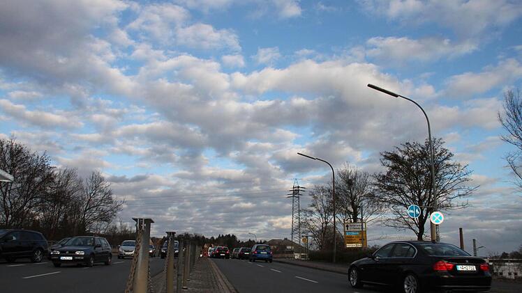 Über die Eisenbahnbrücke fahren täglich 30.000 Autos. Die allermeisten könnten die Bayreuther Straße und den Stadtteil Reuth umfahren, wenn die Ostspange der Südumgehung gebaut würde. Foto: Roepert