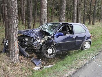 Der Wagen hat nur noch Schrottwert. Fotos: Michael Busch