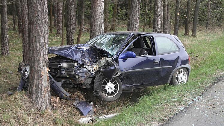 Der Wagen hat nur noch Schrottwert. Fotos: Michael Busch