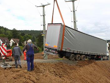 Mit Hilfe eines Autokrans konnte der Lastwagen zurück auf den Weg gehoben werden.  Foto: Katrin Geyer