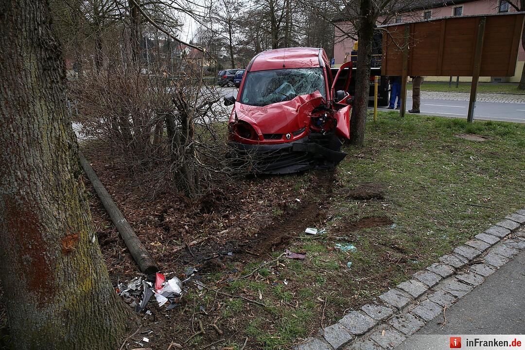 Marktschorgast: Vor Polizei geflüchtet und gegen Baum geprallt