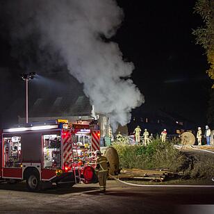 Dichter Qualm drang aus Abbruchhaus - Passanten verständigten die Feuerwehr