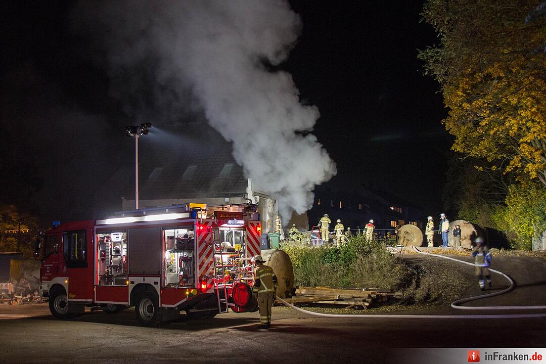 Dichter Qualm drang aus Abbruchhaus - Passanten verständigten die Feuerwehr