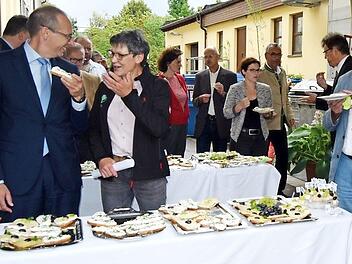 Kreisbäuerin Marion Warmuth erläuterte Landrat Christian Meißner (links) die Käsesorten. Die Kreisräte ließen es sich schmecken.  Foto: Andreas Welz