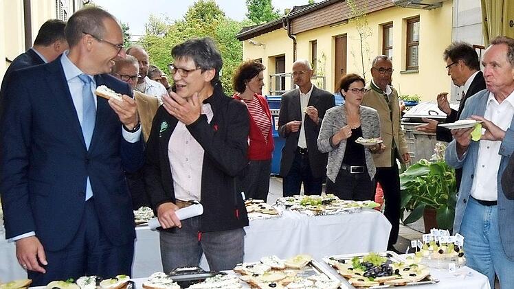 Kreisbäuerin Marion Warmuth erläuterte Landrat Christian Meißner (links) die Käsesorten. Die Kreisräte ließen es sich schmecken.  Foto: Andreas Welz