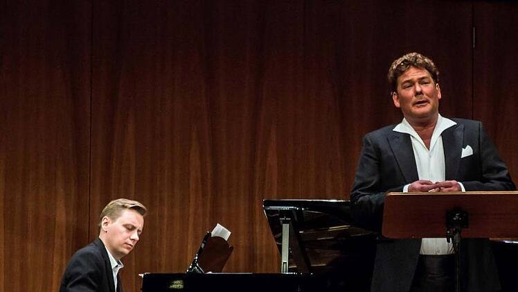 Mit einem Liederabend gastierte der international erfolgreiche Altus Matthias Rexroth bei der Coburger Gesellschaft der Musikfreunde. Am Klavier:: Marius Klubczuk.Jochen Berger