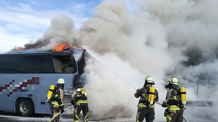 Bus brennt aus: 40 Leute können sich vor den Flammen retten