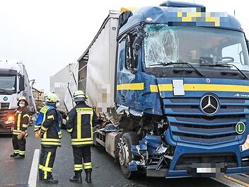 Lastwagen rauscht in Stauende: Zwei Personen verletzt