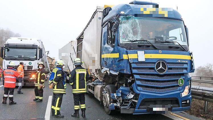 Lastwagen rauscht in Stauende: Zwei Personen verletzt
