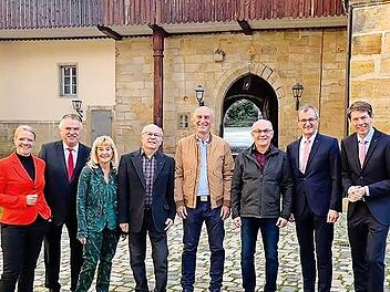 Unser Bild entstand bei der Ruhestands-Verabschiedung der Sparkasse und zeigt (von links) Sandra Wehrend (Generalbevollmächtigte Markt), Landrat Klaus Peter Söllner, Elke Ansorge, Thomas Herold, Klaus Graf, Michael Herold, Vorstandsvorsitzenden Ha...