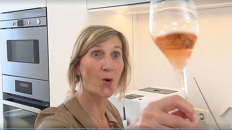 Chin-Chin mit Schampus: Final-Gastgeberin Bianca (58) ist gro&szlig;er Champagner-Fan