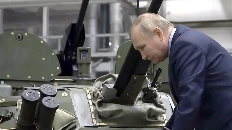 Russlands Pr&auml;sident Wladimir Putin &uuml;berwacht jederzeit die russische Waffenproduktion. Wenn etwas nicht funktioniert, werden die Verantwortlichen auch schon mal vor Gericht gestellt.