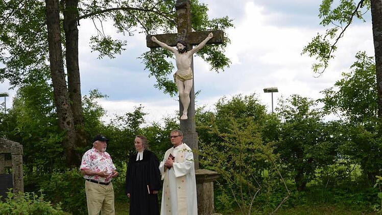 Segnung des renovierten Corpus am Hochkreuz im ehemaligen Friedhof Reußendorf im Jahr 2012: Adolf Kreuzpaintner (von links), Pfarrerin Daniele Roth und Pfarrer Florian Judmann.