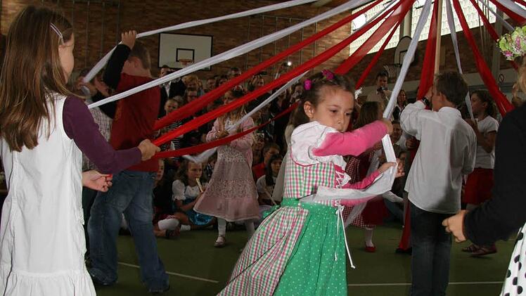 Echte Flecht-Kunststücke vollbrachten die Erst- und Zweitklässler beim Tanz um den Bänderbaum.