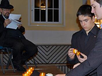 Während die beiden Pfarrer die Namen der Nazi-Opfer vorlesen, entzünden Jugendliche unter den Augen von Rabbiner Tuvia Hod (links) für jedes Opfer eine Kerze Fotos: Sigismund von Dobschütz