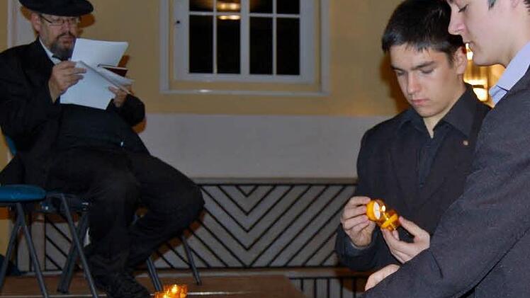 Während die beiden Pfarrer die Namen der Nazi-Opfer vorlesen, entzünden Jugendliche unter den Augen von Rabbiner Tuvia Hod (links) für jedes Opfer eine Kerze Fotos: Sigismund von Dobschütz