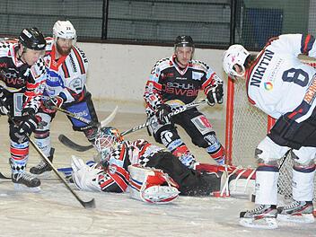 Am Boden: Ausgespielt sieht sich Regens Goalie Eugen Kelbing, weshalb Roman Nikitin (rechts) leichtes Spiel hat, um eines seiner vier Tore zu erzielen. Ebenso oft traf Alexander Andrusovich (2. v.l.). Foto: Hopf
