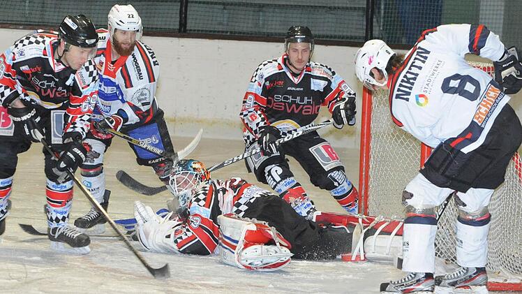 Am Boden: Ausgespielt sieht sich Regens Goalie Eugen Kelbing, weshalb Roman Nikitin (rechts) leichtes Spiel hat, um eines seiner vier Tore zu erzielen. Ebenso oft traf Alexander Andrusovich (2. v.l.). Foto: Hopf