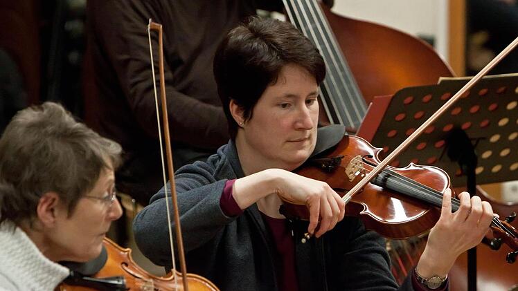 Unter Leitung von Hans Stähli probt das Orchester der "Musikfreunde Neustadt".Foto: Jochen Berger