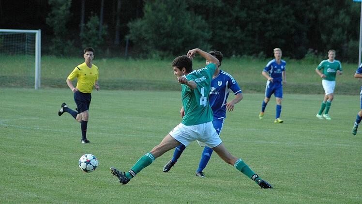Szene aus dem Spiel des SV Riedenberg (grüne Trikots) gegen den TSV Münnerstadt (3:1). Foto: Sebastian Schmitt(
