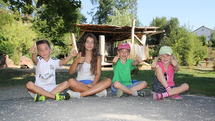 Die Spielplatz-Tester auf dem Euerdorfer Spielplatz. Foto: Ralf Ruppert