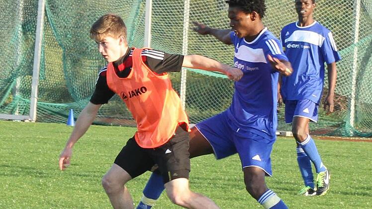 Philipp Knörrer (15) spielt normalerweise bei der JFG Maintal und mimt den Innenverteidiger beim MGF-Team. "Ich spiele sowieso gerne Fußball und mich interessiert es, wie eine andersländige Mannschaft spielt", sagt Philipp Knörrer und möchte bewusst das Wort Ausländer oder Asylbewerber vermeiden. Er ist einfach nur neugierig auf die Afrikaner