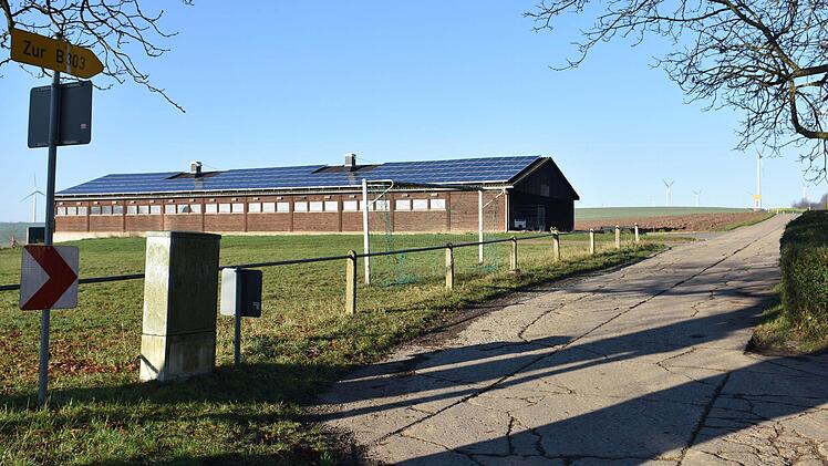 Die Straße von Greßhausen zur B303 (im Bild) muss saniert werden. Foto: Ulrike Langer
