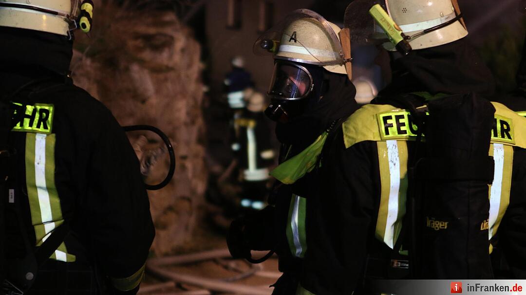 Wohnhaus geht lichterloh in Flammen auf