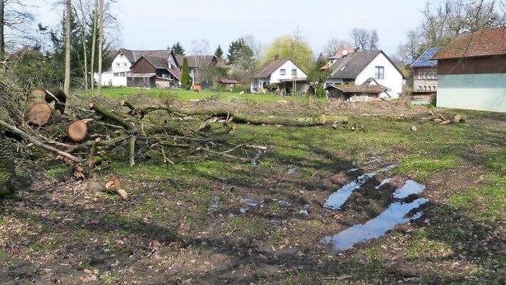 Einen ersten Schritt zur Verwirklichung des Integralen Hochwasserschutzkonzepts hat die Gemeinde Neuenmarkt mit dem Erwerb des Grundstücks oberhalb des Garagentraktes des BRK schon gemacht. Dort soll ein Regenrückhaltebecken entstehen. Foto: Werner Reißaus