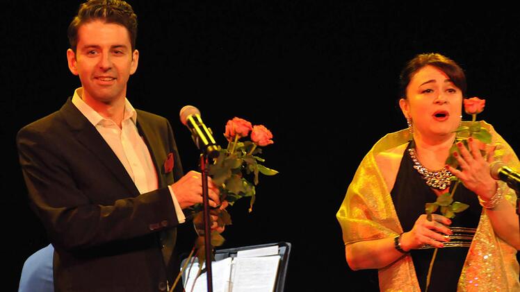 Juan Carlos Petruzziello und Iva Ionova sangen beeindruckend das Lied "Schenkt man sich Rosen im Tirol."  Foto: Peter Klopf