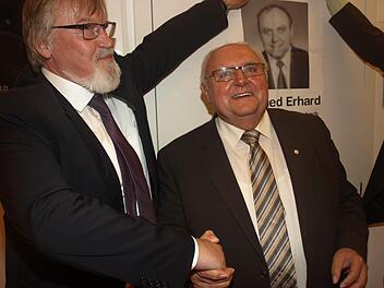 Oerlenbacher Kommunalpolitik von 1990 bis 2016: Siegfried Erhard erhielt die Ehrenbürgerwürde der Gemeinde. Mit auf dem Foto links einer seiner Mitkämpfer Armin Stahl.  Foto: Stefan Geiger