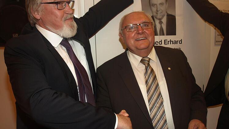 Oerlenbacher Kommunalpolitik von 1990 bis 2016: Siegfried Erhard erhielt die Ehrenbürgerwürde der Gemeinde. Mit auf dem Foto links einer seiner Mitkämpfer Armin Stahl.  Foto: Stefan Geiger