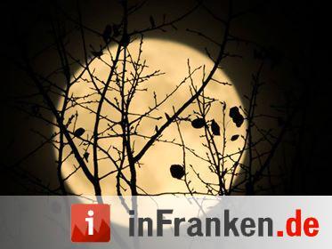Mond über Weidhausen bei Coburg