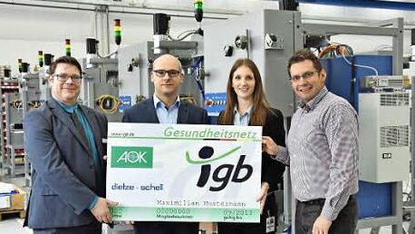 Die Gesundheitskarte stellen (von links) Uwe Leidinger (Firmenkundenbetreuer AOK Bayern), Rainer Landwehr (Geschäftsführer Dietze+Schell, Linda Halb (Personalreferentin Dietze+Schell), Harald Schubert (Geschäftsführer i-gb) vor.  Foto: Linda Halb