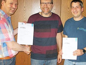 Vize-Bürgermeister Klaus Kaufmann zeichnete Bernhard Herterich und Michael Fell (v. l.) für ihr Engagement bei der Kriegsgräbersammlung aus.  Foto: Winfried Ehling