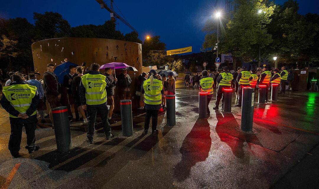 Oktoberfest 2017 · Wartende Besucher