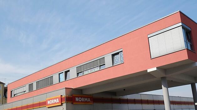 Verschwenderische Flachbauten? In N&uuml;rnberg wachsen Superm&auml;rkte immer mehr in den Himmel. Dar&uuml;ber entstehen zum Beispiel Kinderkrippen. So wie die "Dachspatzen" auf einer Norma-Filiale. Foto: Nikolas Pelke