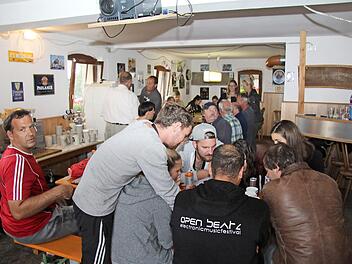 Die Stimmung am Poppenhof war gut. Daran konnte auch der Dauerregen nichts ändern. Foto: Richard Sänger