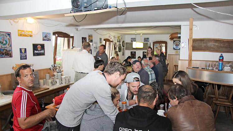 Die Stimmung am Poppenhof war gut. Daran konnte auch der Dauerregen nichts ändern. Foto: Richard Sänger